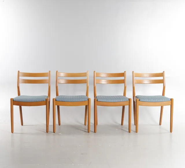 POUL VOLTHER. Sæt på fire spisestole med stel af eg, sæde betrukket med møbelstof. Formgivet i 1952. Fremstillet hos og mærket FDB Møbler, model 'J61' (4).