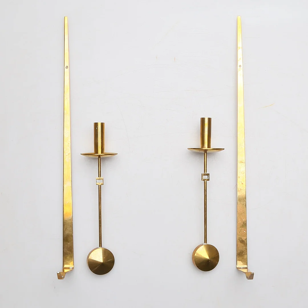PIERRE FORSELL. VÄGGLJUSSTAKAR "Pendeln", mässing, Skultuna, signerade, 1900-tal. — Candlesticks — Kalmar Auktionsverk