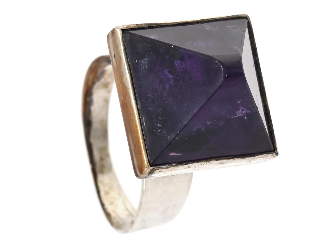 ALTON, ring, silver, pyramidformad ametist, Falköping år 1967, stl 18,25 mm, vikt 8,8 g. — Smycken/Ring — Kaplans