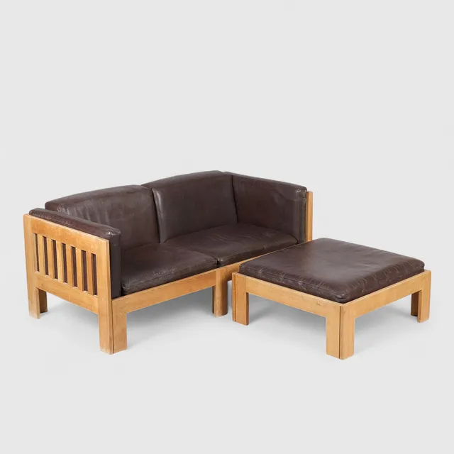 TAGE POULSEN. 2½-personers sofa model TP632 af massiv eg med fodskammel, hynder betrukket med læder, Danmark, 1960'erne (2).