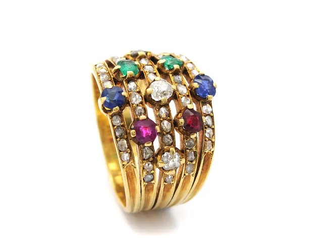 RING, 18K guld, 2 safirer, 2 rubiner, 2 smaragder, 3 antikslipade diamanter ca 0,25 ctv, 42 rosenslipade diamanter, stl 17 mm, vikt 7,7 g, nästan alla stenar har mindre/större skador.