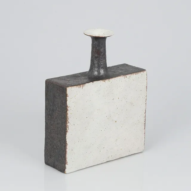 BRUNO GAMBONE (ITALIEN FÖDD 1936). VAS, glaserat stengods, 1970-tal, signerad Gabone, Italy.
