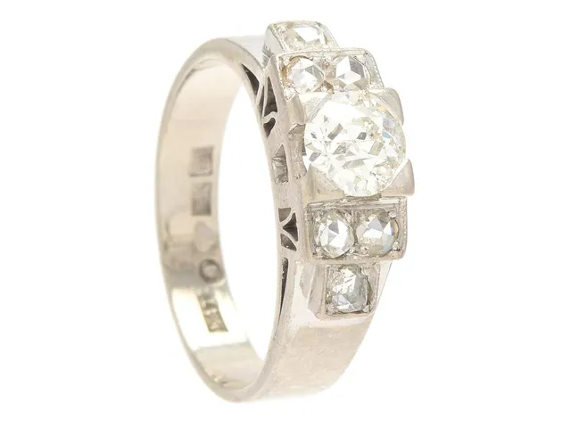 RING, 18K vitguld, gammalslipad diamant ca 0,66 ct, ca Cr(J)/SI2, 6 rosenslipade diamanter, Erik Thomassons Guld- & Juvelfirma, Stockholm 1956, stl 17,25 mm, vikt 5,5 g.