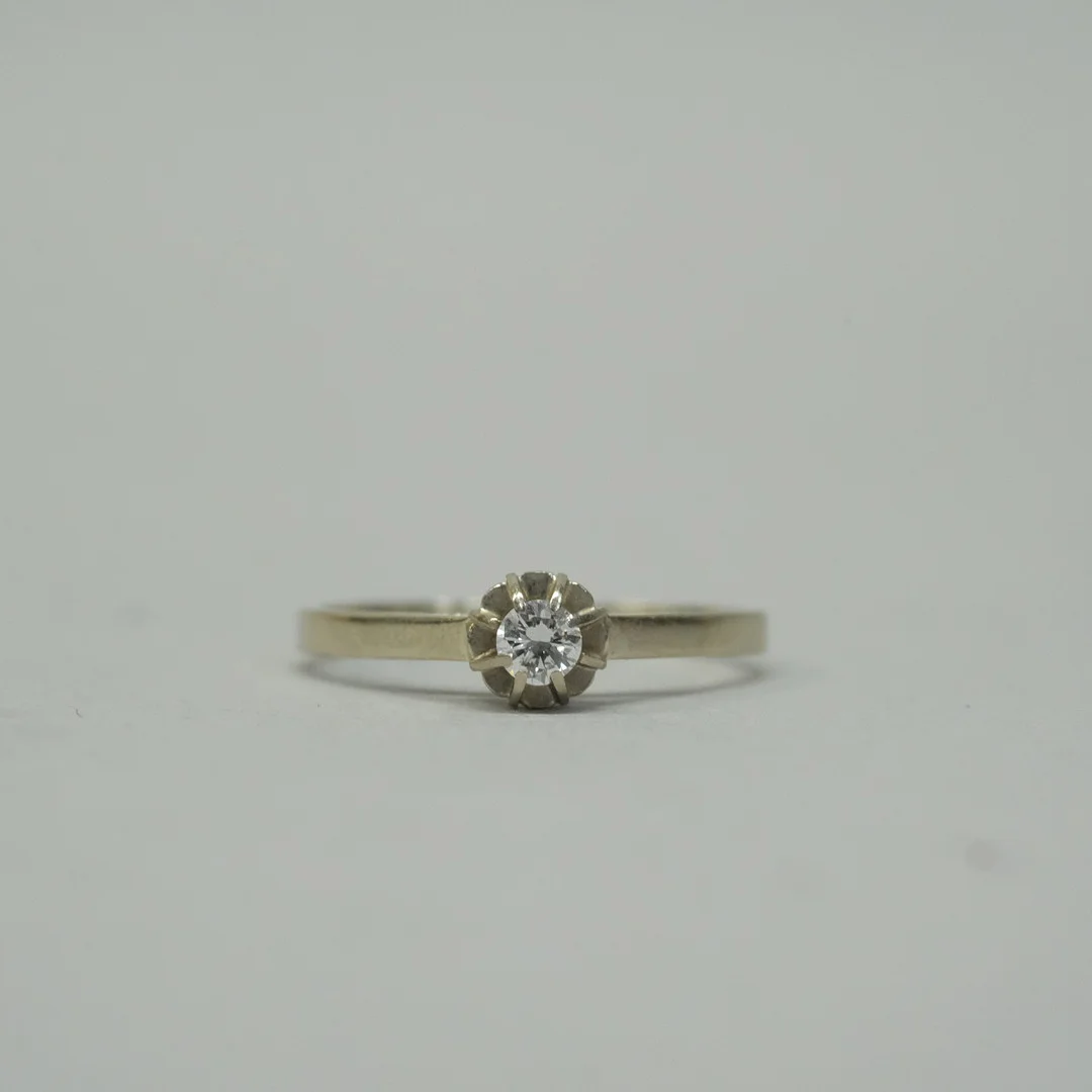 SOLITÄRRING MED DIAMANT. — Rings — Björnssons Auktionskammare