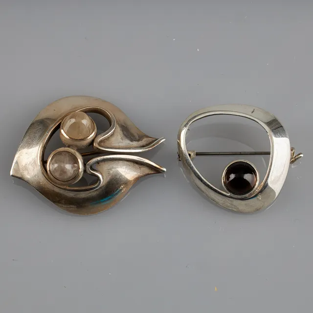 BROSCHER, 2 st, silver, kvarts, Kaunis Koru 1960 och Pirkan Kulta 1961.