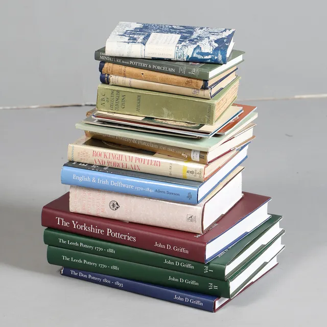 A COLLECTION OF ANTIQUE RELATED REFERENCE BOOKS (QTY).