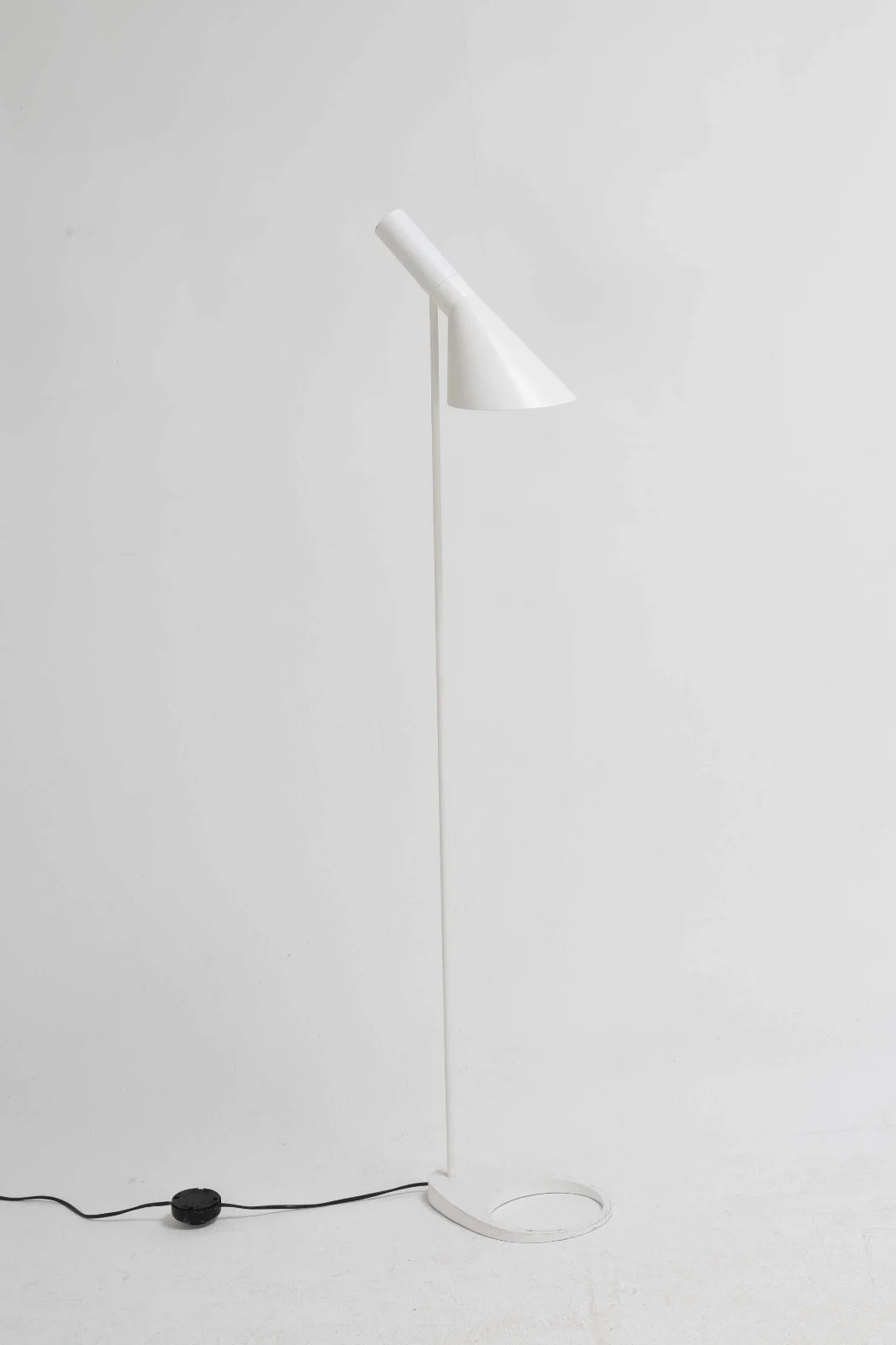 Arne Jacobsen (1902-1971) for Louis Poulsen: AJ floor lamp, white — Lamps and lighting/Floor lights — Lauritz