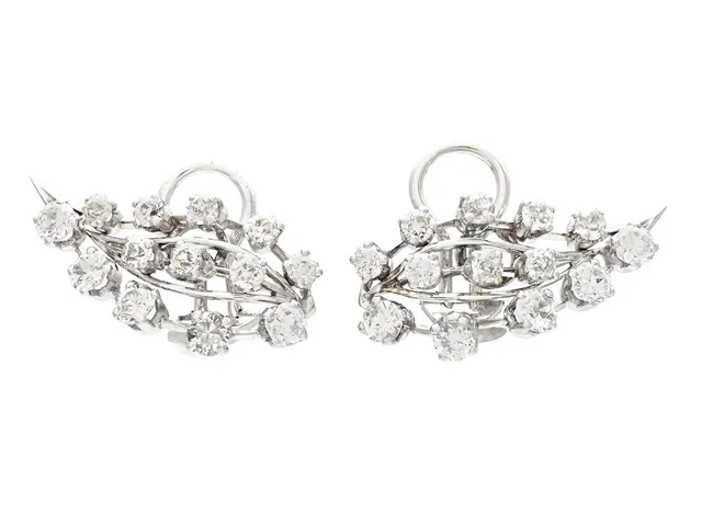 ÖRHÄNGEN, 18K vitguld, 26 äldre briljantslipade diamanter ca 2,50 ctv, ca W-Cr/VS-SI, höjd 27 mm, vikt 8,1 g, clips, enstaka diamanter med skador och nagg.