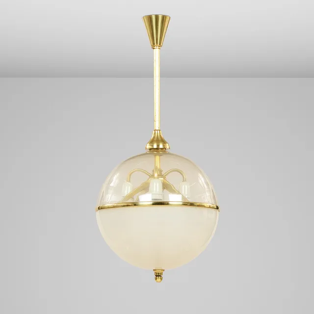 Kugleformet loftslampe af messing med transparent og opalhvidt glas, 1900-tallets første halvdel.
