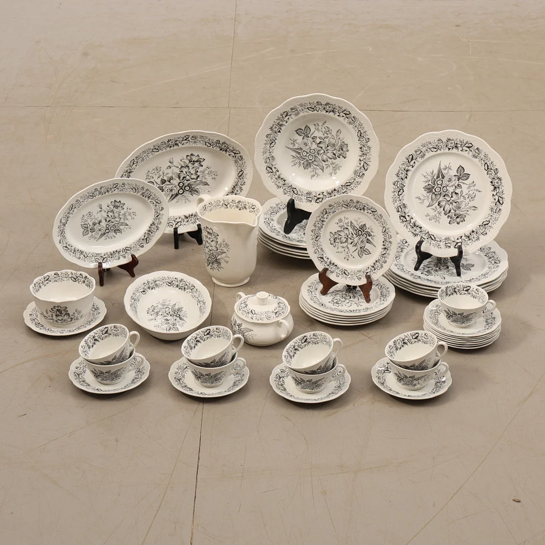 SERVISDELAR, 44 st, "Florilla", Gustafsberg. — Tableware — Södermanlands Auktionsverk