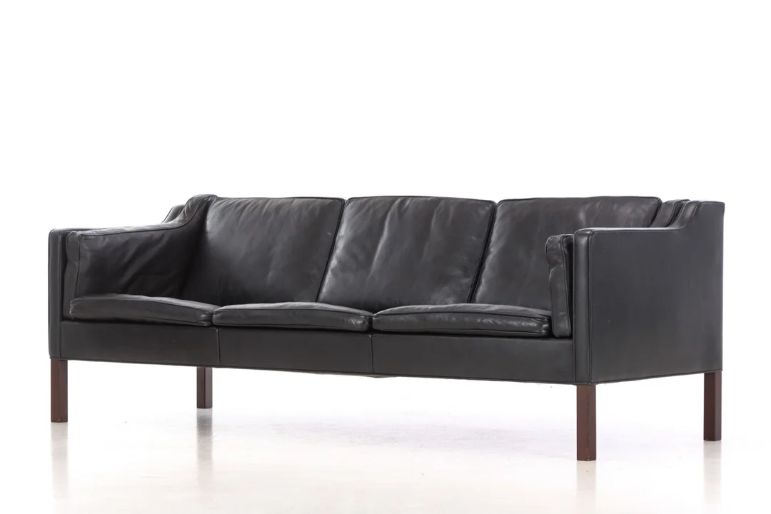 Børge Mogensen. Three-person sofa, black leather, model '2213' — Furniture/Lounge suites, sofas — Lauritz