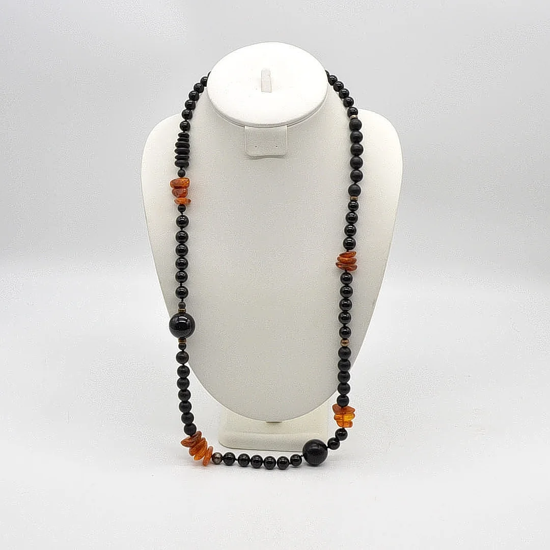 COLLIER AUS BERNSTEIN UND ONYX, MATTIERTE UND POLIERTE PERLEN, VINTAGE, CA. 82CM. — Necklace — Kunst- und Auktionshaus Kleinhenz