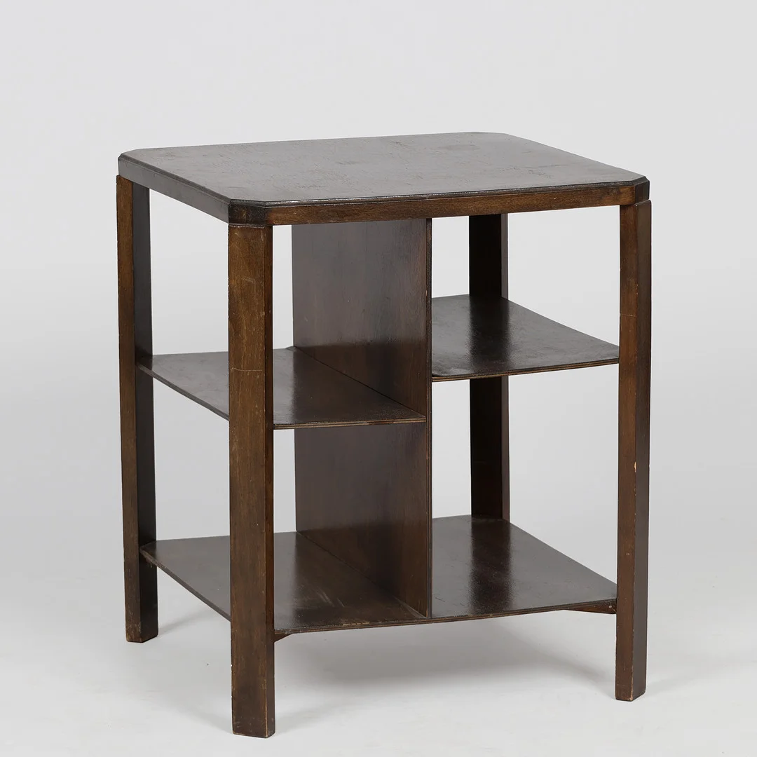 Art Deco sofabord af bejdset bøg med fire underliggende hylder, antageligt dansk møbelproducent, ca. 1930/40'erne. — Coffee Tables — Palsgaard Kunstauktioner