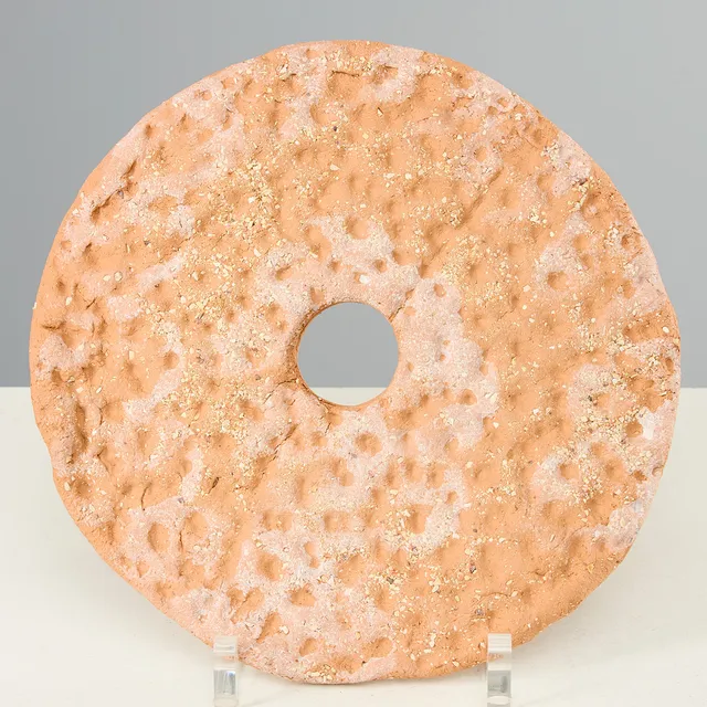 HERTHA HILLFON. Skulptur i form av knäckebrödskiva.
