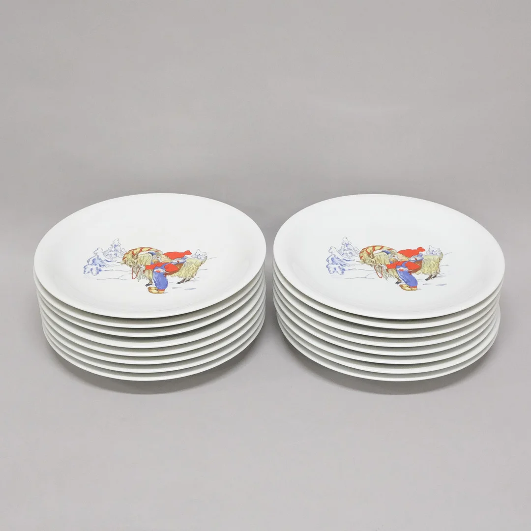 AINA STENBERG. 16 TALLRIKAR, "TOMTEJUL", RÖRSTRAND. — Tableware — Björnssons Auktionskammare