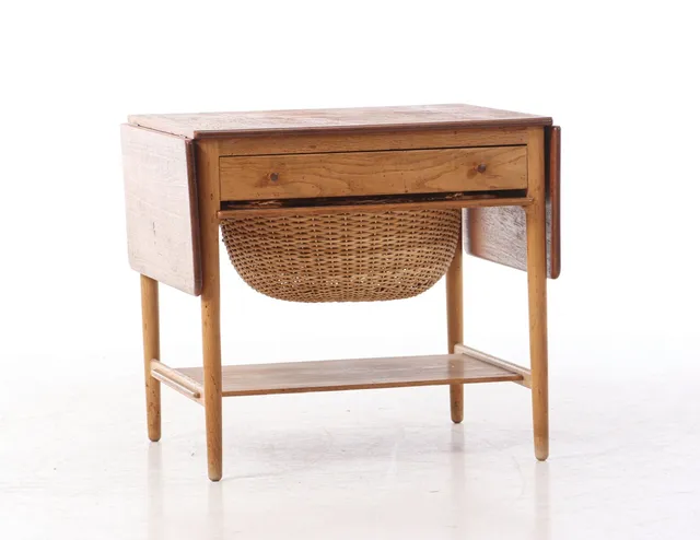 Hans J. Wegner. Sewing table of solid oak and teak, model AT 33