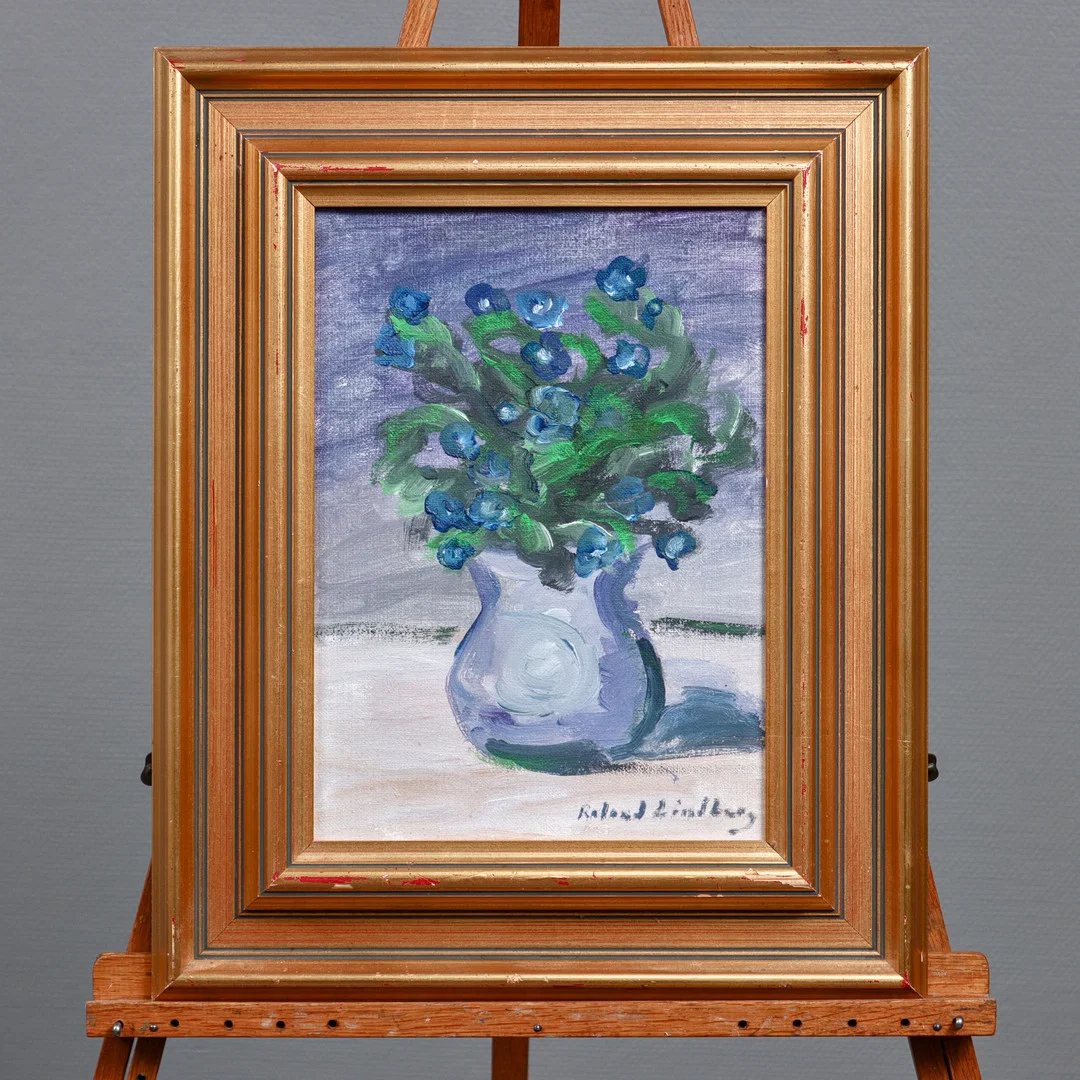ROLAND LINDBERG. (1935-1993) "BLOMSTERSTILLEBEN" OLJA PÅ DUK, SIGNERAD. — Paintings — Auktionskammaren Sydost Kalmar