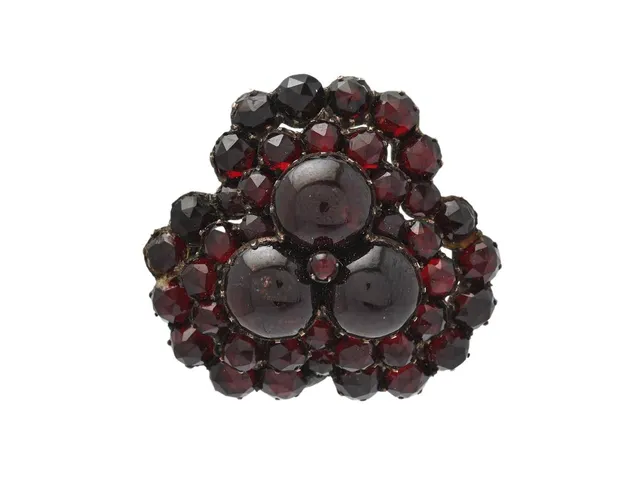 BROSCH, förgylld metall, granater, mått 36 x 31 mm, vikt 9,1 g, limrester.
