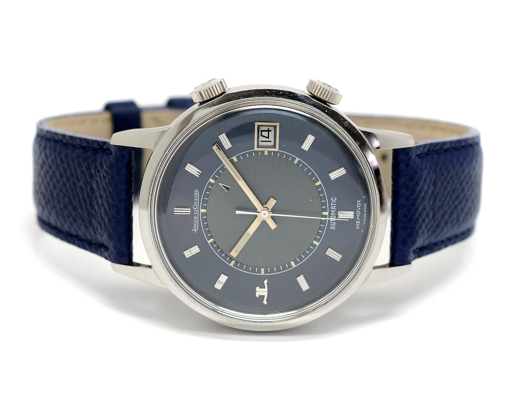 JAEGER-LE COULTRE, Memovox, Cal 916, Serie nr. 2113607, Ref nr. 875, Boett nr. 1316787, herrur, 37 mm, stål, automatisk, plexiglas, datum, alarm, skadad urtavla (9/10), läderband, originalspänne, ca 1973. — Klockor/Jaeger-Le Coultre — Kaplans
