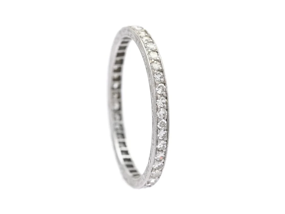 HELALLIANSRING, platina, åttkantslipade diamanter, stl 17,5 mm, vikt 1,7 g, svaga fattningar. — Smycken/Alliansring — Kaplans