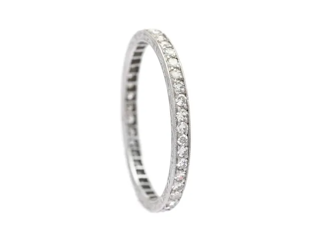 HELALLIANSRING, platina, åttkantslipade diamanter, stl 17,5 mm, vikt 1,7 g, svaga fattningar.