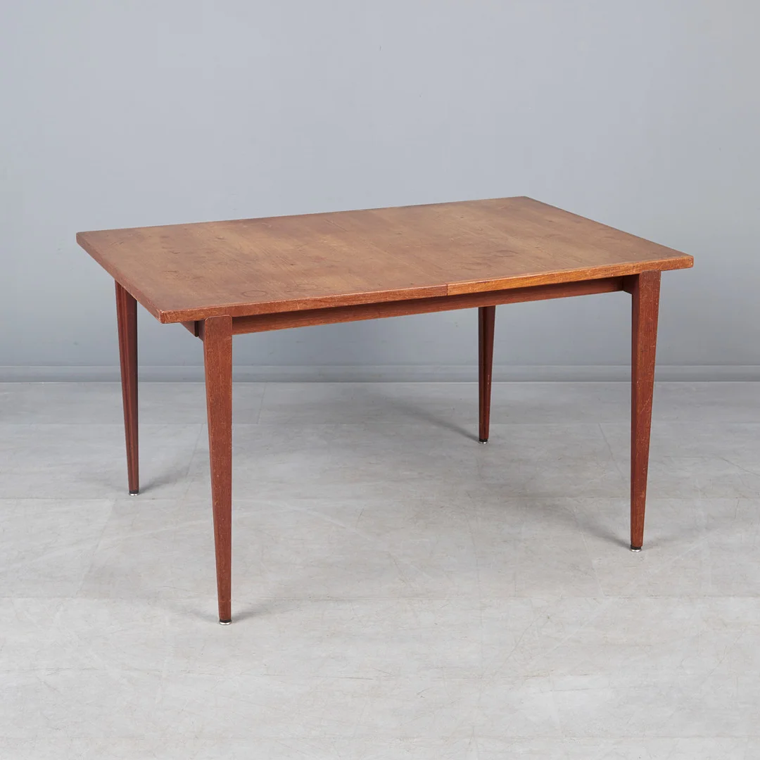 HENRY ROSENGREN HANSEN. Brande Møbelfabrik, Ausziehbarer Esstisch / Tisch, Teak, 1950er Jahre, Dänemark. — Tables — Stockholms Auktionsverk Köln