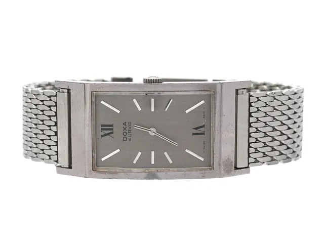 DOXA, Curvic, Cal Synchron 13, Boett nr. 13 003 23 / 172245, herrur, 23 x 39,5 (47,5) mm, stål, manuell, plexiglas, ca 1970, metallänk ej original.