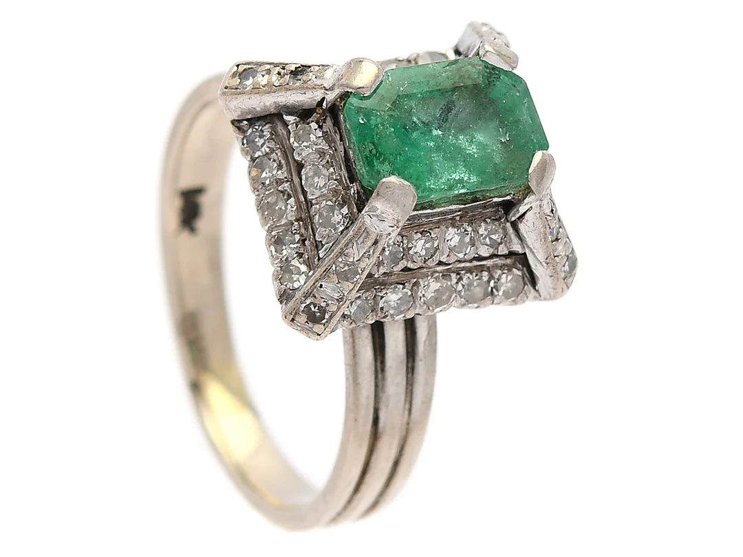 RING, 14K vitguld, smaragdslipad smaragd, 42 åttkantslipade diamanter ca 0,40 ctv, ca Ca/SI-P, stl 16,75 mm, vikt 4,6 g, smaragden med innesluting som når ytan, några diamanter har nagg. — Smycken/Ring — Kaplans