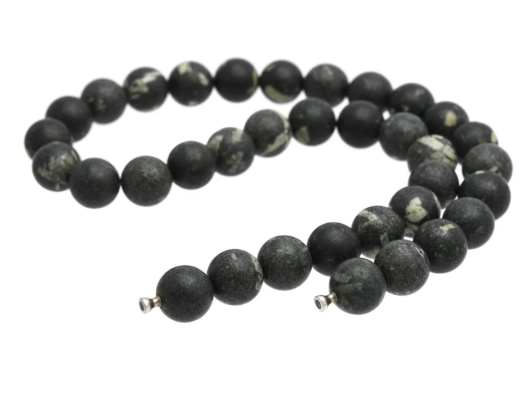 OLE LYNGGAARD, collier, stenkulor, ca 12 mm, dobbar, ej lås, längd 43 cm. — Smycken/Collier — Kaplans