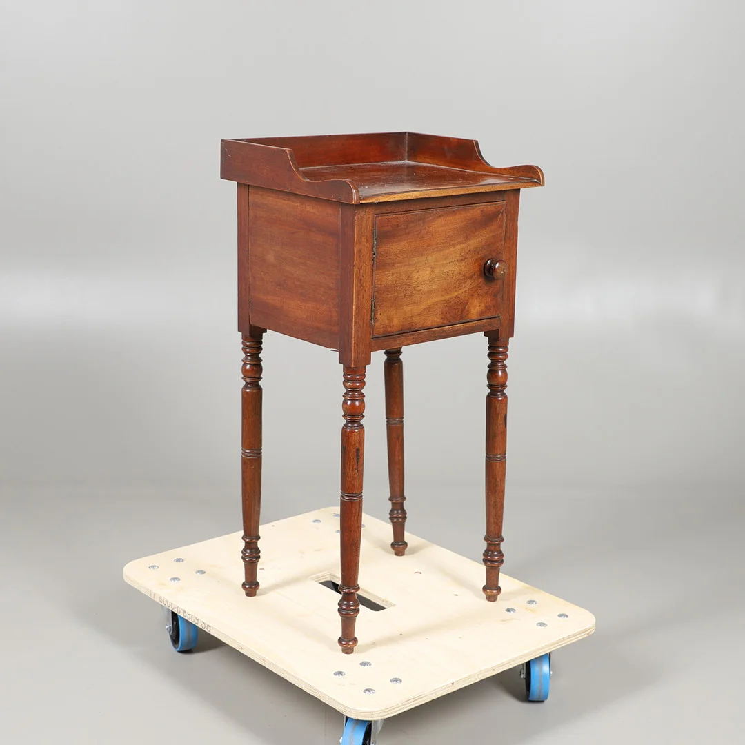 A 19THC MAHOGANY TRAY TOP BEDSIDE CUPBOARD. — Cupboards, Cabinets & Shelves — Lawrences Auctioneers