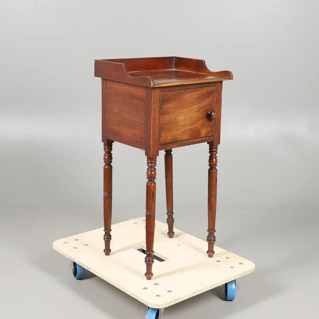 A 19THC MAHOGANY TRAY TOP BEDSIDE CUPBOARD.
