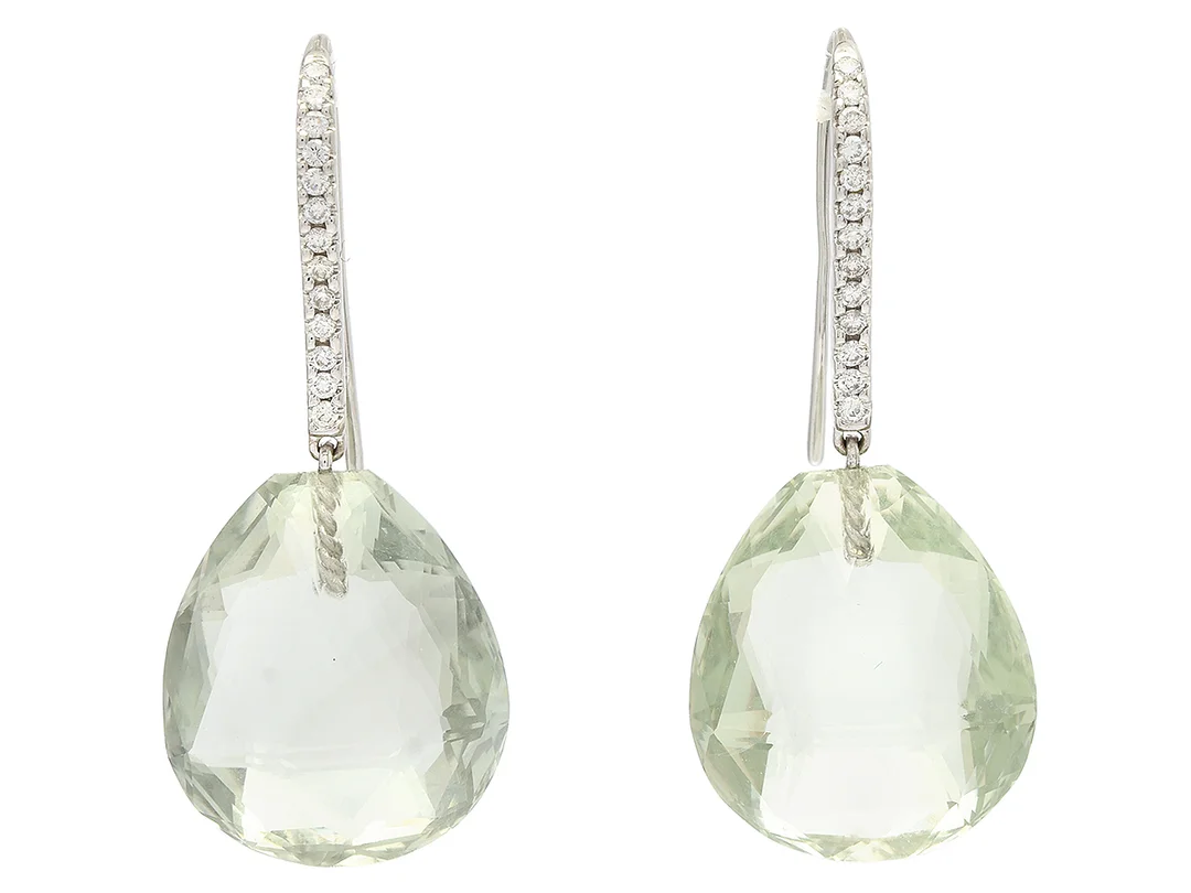 ÖRHÄNGEN, 18K vitguld, prasoliter, 26 briljantslipade diamanter ca 0,26 ct ca W/VS-SI, längd 3,5 cm krokar, vikt 6,7 g. — Smycken/Örhängen — Kaplans