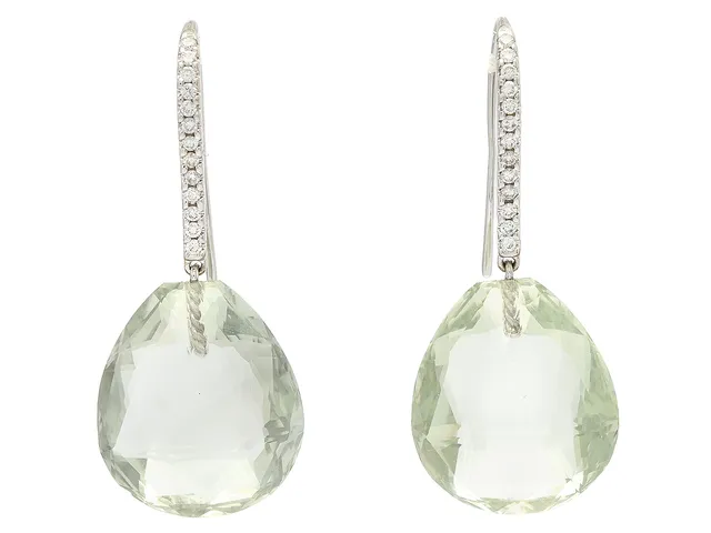 ÖRHÄNGEN, 18K vitguld, prasoliter, 26 briljantslipade diamanter ca 0,26 ct ca W/VS-SI, längd 3,5 cm krokar, vikt 6,7 g.