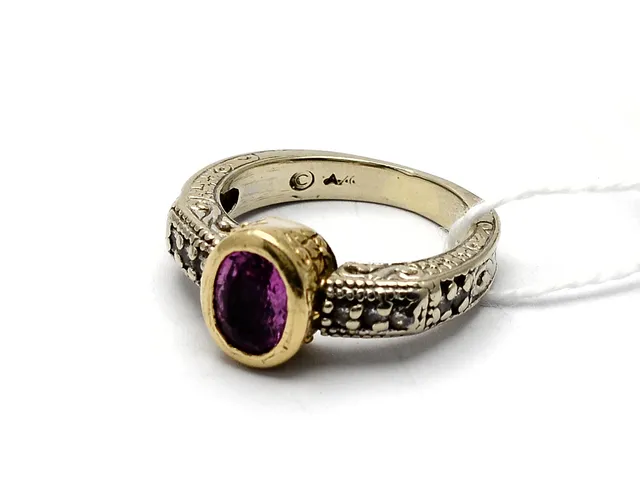 Ring 14K 5,6g Ø15¼ med skadad sten och åttkantslipade diamanter 10xca.0,005ct, skadade