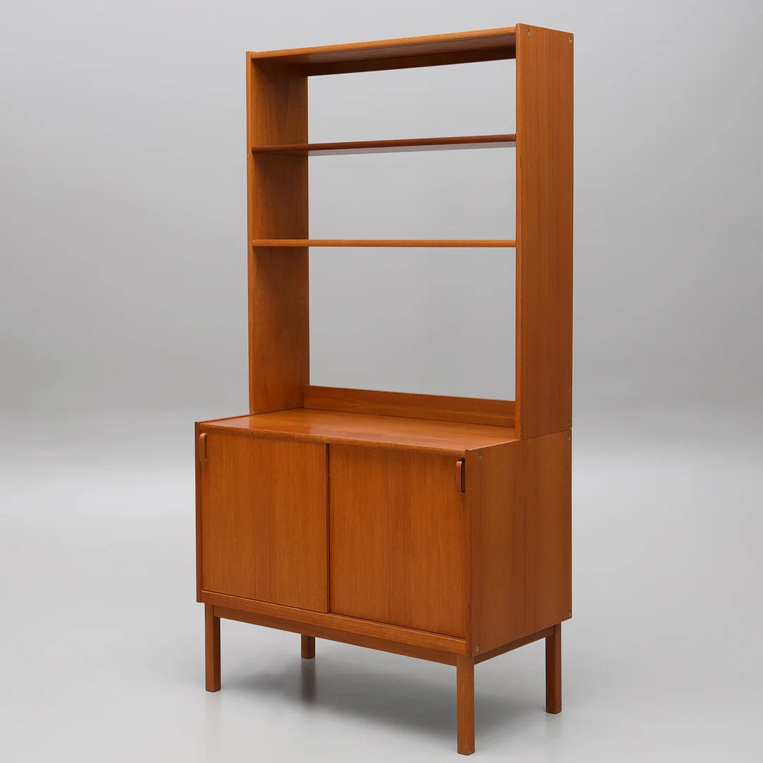 BERTIL FRIDHAGEN. Bokhylla, 2 delar, fanerad i teak, "Variett", Bodafors. — Cupboards, Cabinets & Shelves — Auktionsmagasinet Vänersborg
