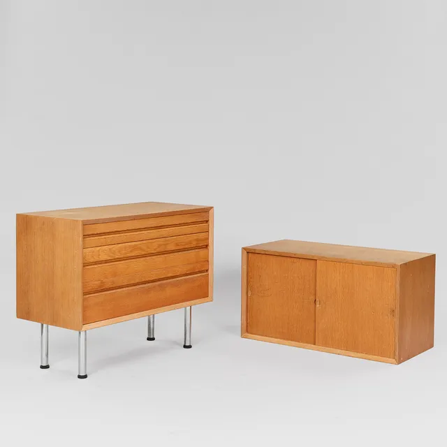 POUL CADOVIUS. To moduler fra 'System Royal'. Egetræ. Kommode og skab, 1960-70'erne. (2).