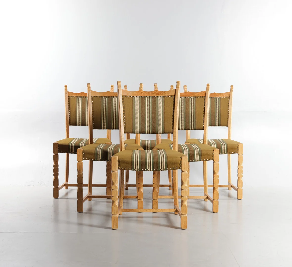 DANSK MØBELDESIGN. Sæt på seks spisestole med stel af eg, sæde og ryg betrukket med stribet uld, 1960-70'erne, Henry Kjærnulf-stil (6). — Armchairs & Chairs — Woxholt Auktioner