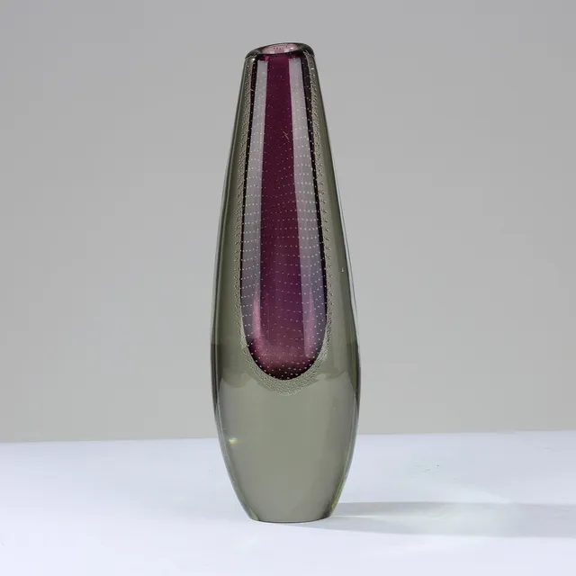 GUNNEL NYMAN. Glasvase af violet og klart glas med luftbobler, signeret og dateret 1953.