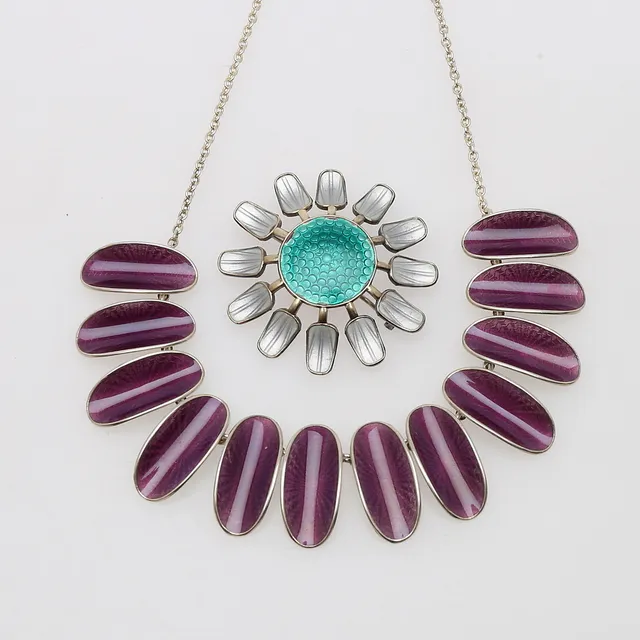 HALSBAND SAMT BROSCH, SILVER OCH EMALJ.