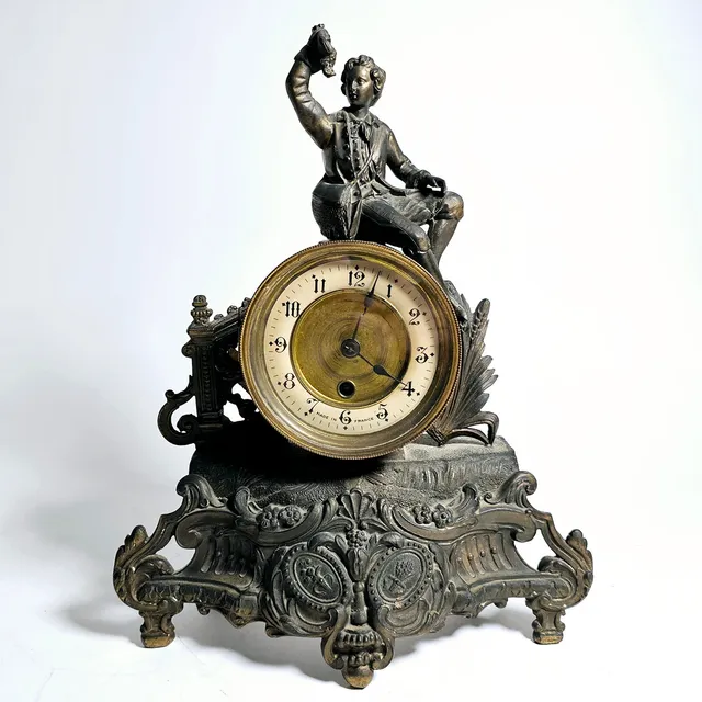 RELOJ DE SOBREMESA FRANCÉS. BRONCE PATINADO.