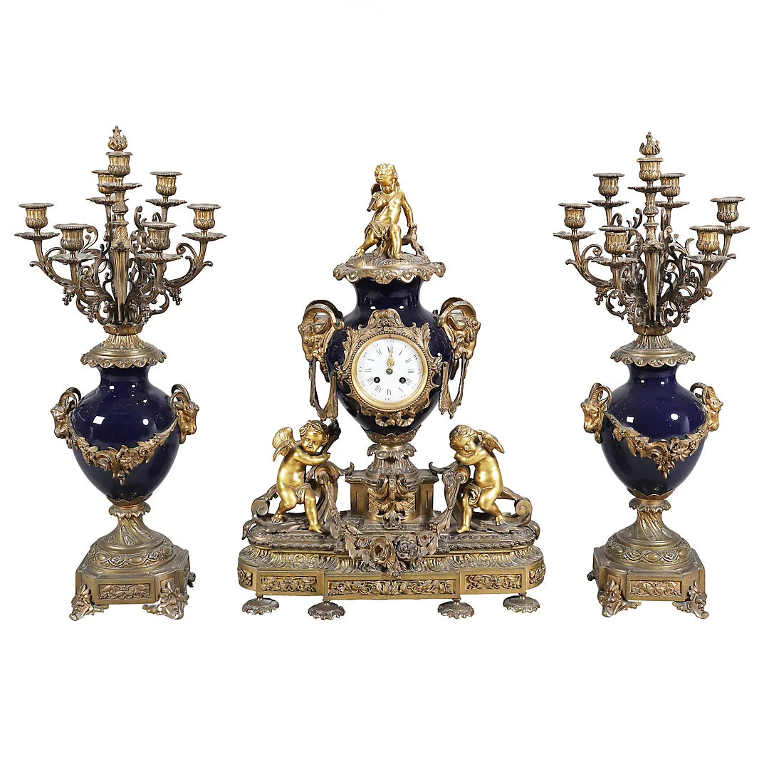 French Napoleon III ornament consisting of a clock and a pair of candelabra in gilt bronze and "bleu du roi" earthenware, second half of the 19th Century. — Mantel clocks — Balclis