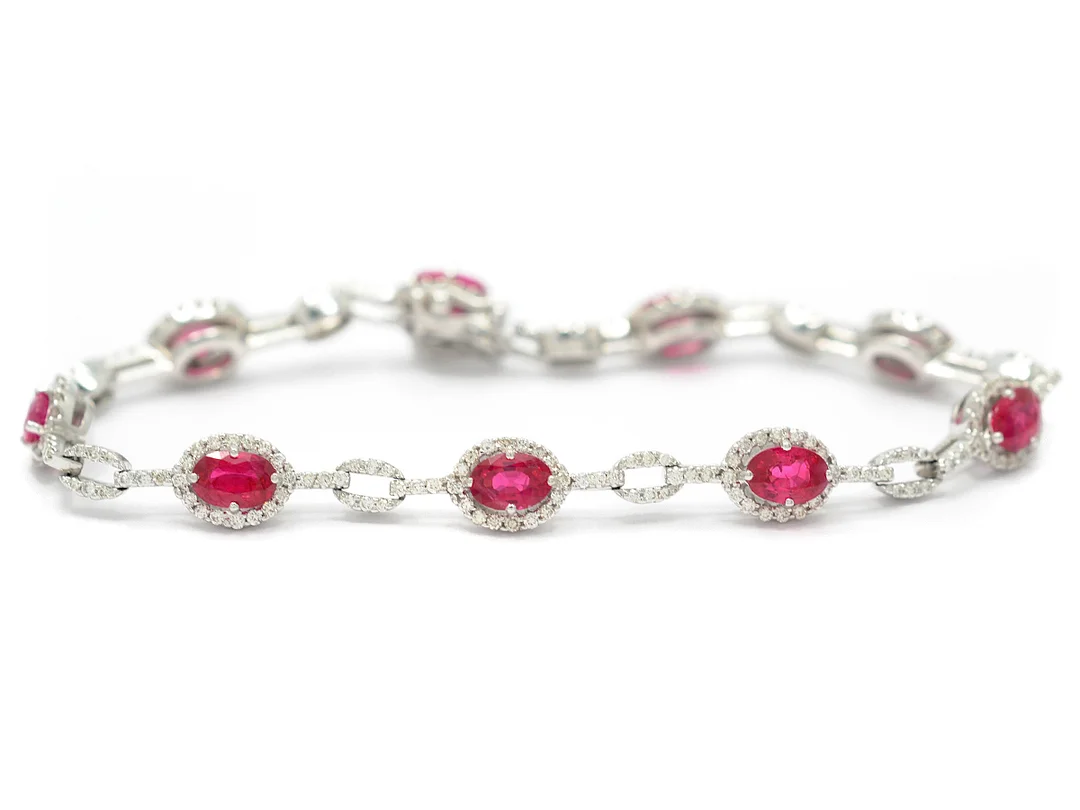 ARMBAND, 18K vitguld, 9 rubiner 6,12 ctv, 252 briljanter 1,82 ctv, ca W-TCr/VS-SI, längd 18 cm, vikt 14,3 g, engelska stämplar. — Smycken/Armband — Kaplans