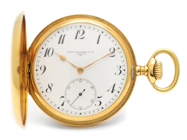 PATEK, PHILIPPE & Cie, Genève, fickur, 53,5 mm, savonett, Serie nr. 166503, Boett nr. 500695, 18K guld, ankargång, vargtänder, skadad urtavla (8/10), innerlock i 18K guld, gravyr, monogram, "Utdrag ur arkiv", tillverkad 1912, såld 26:e december 1916, etui (ej original).