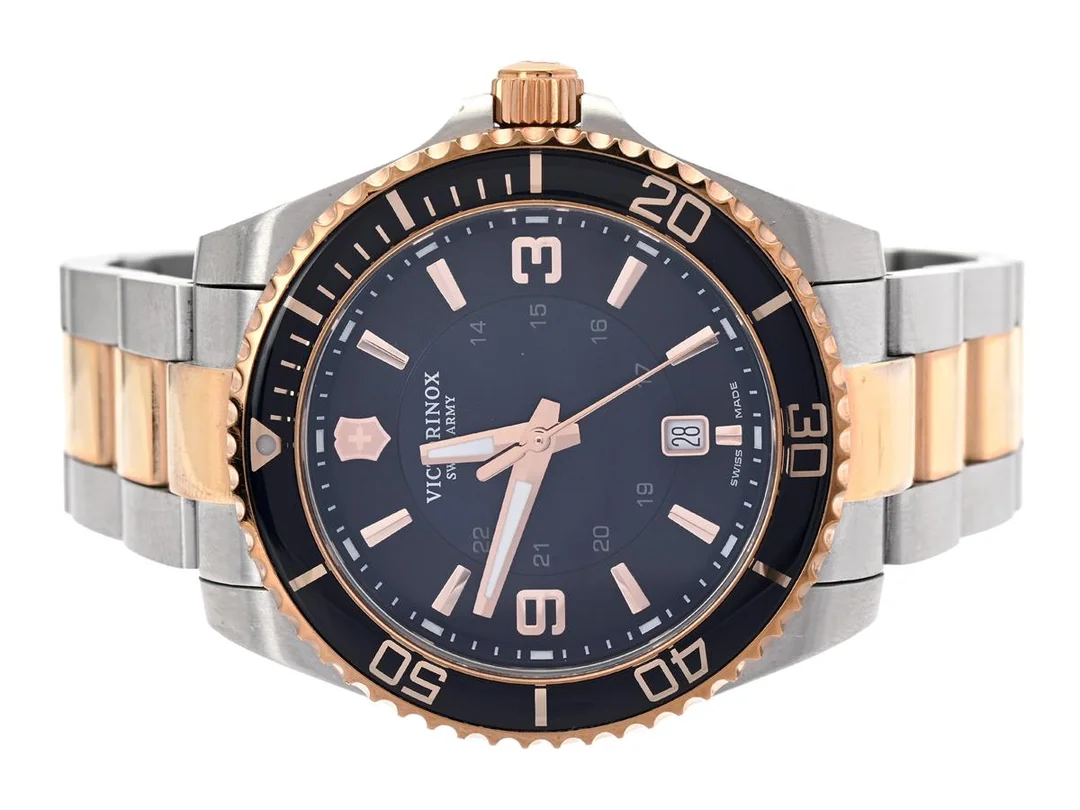 VICTORINOX, Swiss Army, Maverick, Serie nr. 210910537, Ref nr. 241950, herrur, 43 mm, bicolour, quartz, safirglas, datum, originallänk, viklås, ca 2020, box. — Klockor/Victorinox — Kaplans