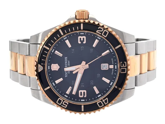 VICTORINOX, Swiss Army, Maverick, Serie nr. 210910537, Ref nr. 241950, herrur, 43 mm, bicolour, quartz, safirglas, datum, originallänk, viklås, ca 2020, box.