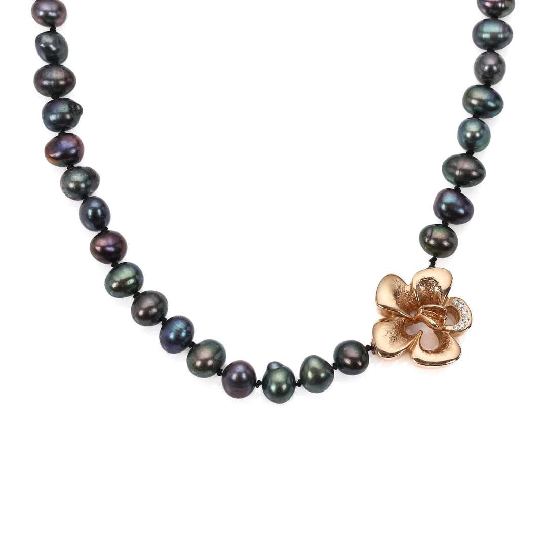 Per Borup: A large 'Orchid' diamond clasp of 14k gold with pearl necklace. (2) — Jewellery/Necklaces, pendants — Lauritz