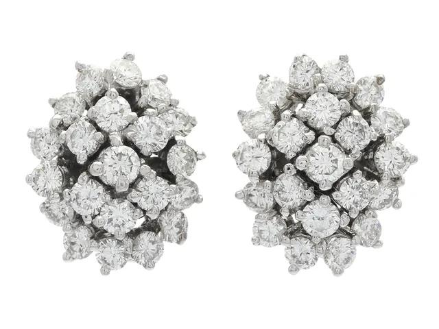 ÖRHÄNGEN, 18K vitguld, 42 briljantslipade diamanter ca 1,82 ctv, ca W(H)/VS, vikt 6,7 g, stift, en diamant med skada.