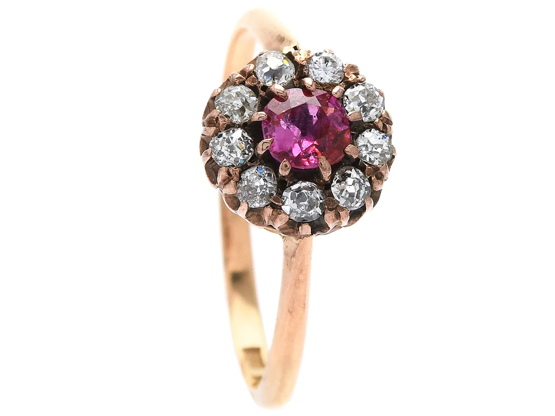 CARMOSÉRING, 18K guld, rubin ca 0,30 ct, 9 diamanter ca 0,35 ctv, Stockholm 1936, stl 17 mm +, vikt 2,3 g, nedsliten fattning. — Smycken/Carmoséring — Kaplans