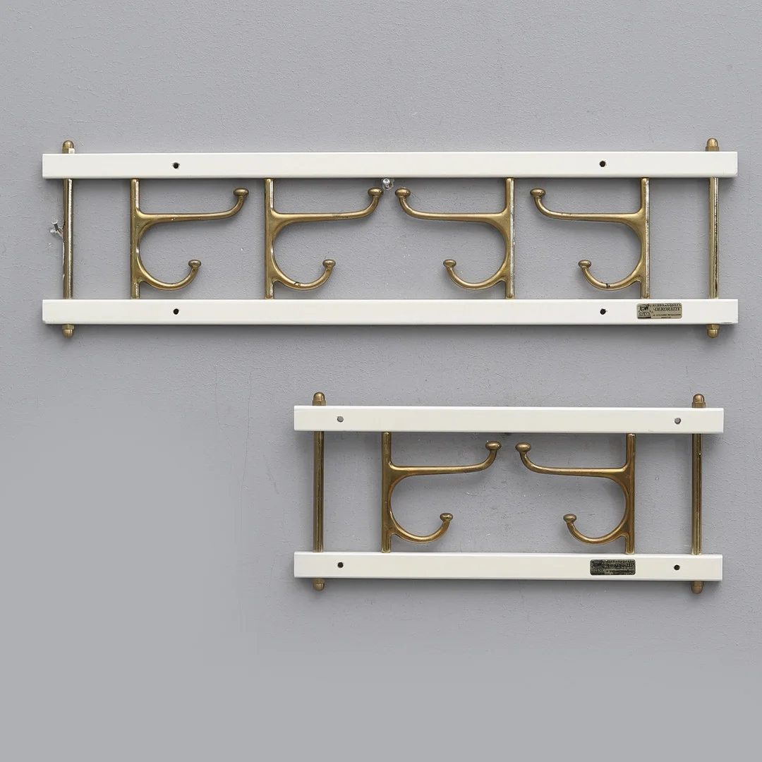 KLÄDHÄNGARE, 2 st, "Dekorativ", AB Skoglunds metallgjuteri, Anderstorp, 1950-60-tal. — Other — Crafoord Auktioner Malmö