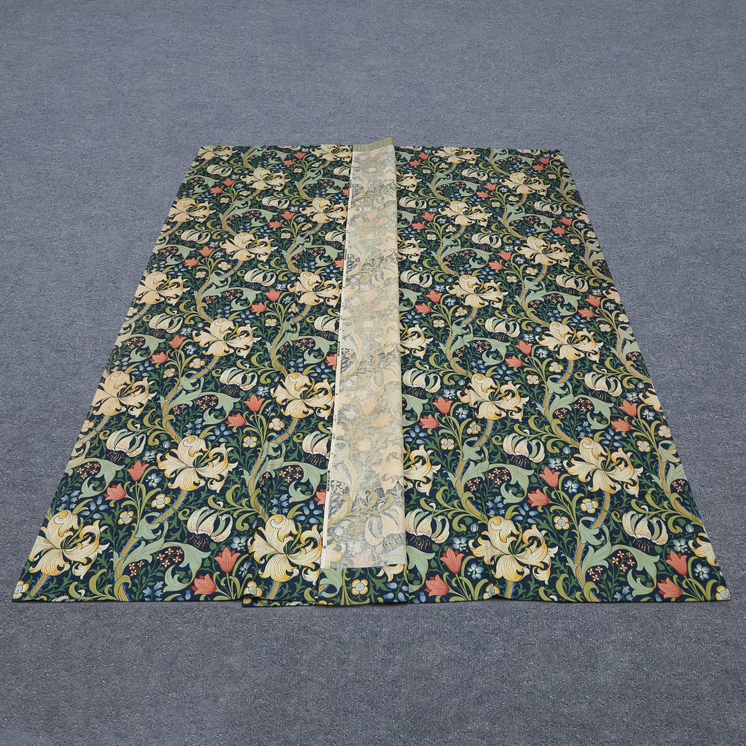 WILLIAM MORRIS (1834-1896) GARDINLÄNGDER "GOLDEN LILY" ETT PAR (228X118) SANDERSON & SONS, ENGLAND. — European Carpets & Textiles — Auktionskammaren Sydost Kalmar